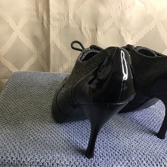 Guess Briclyn Pointed Toe Wingtip Lace Up Heels - Picture 6 of 16